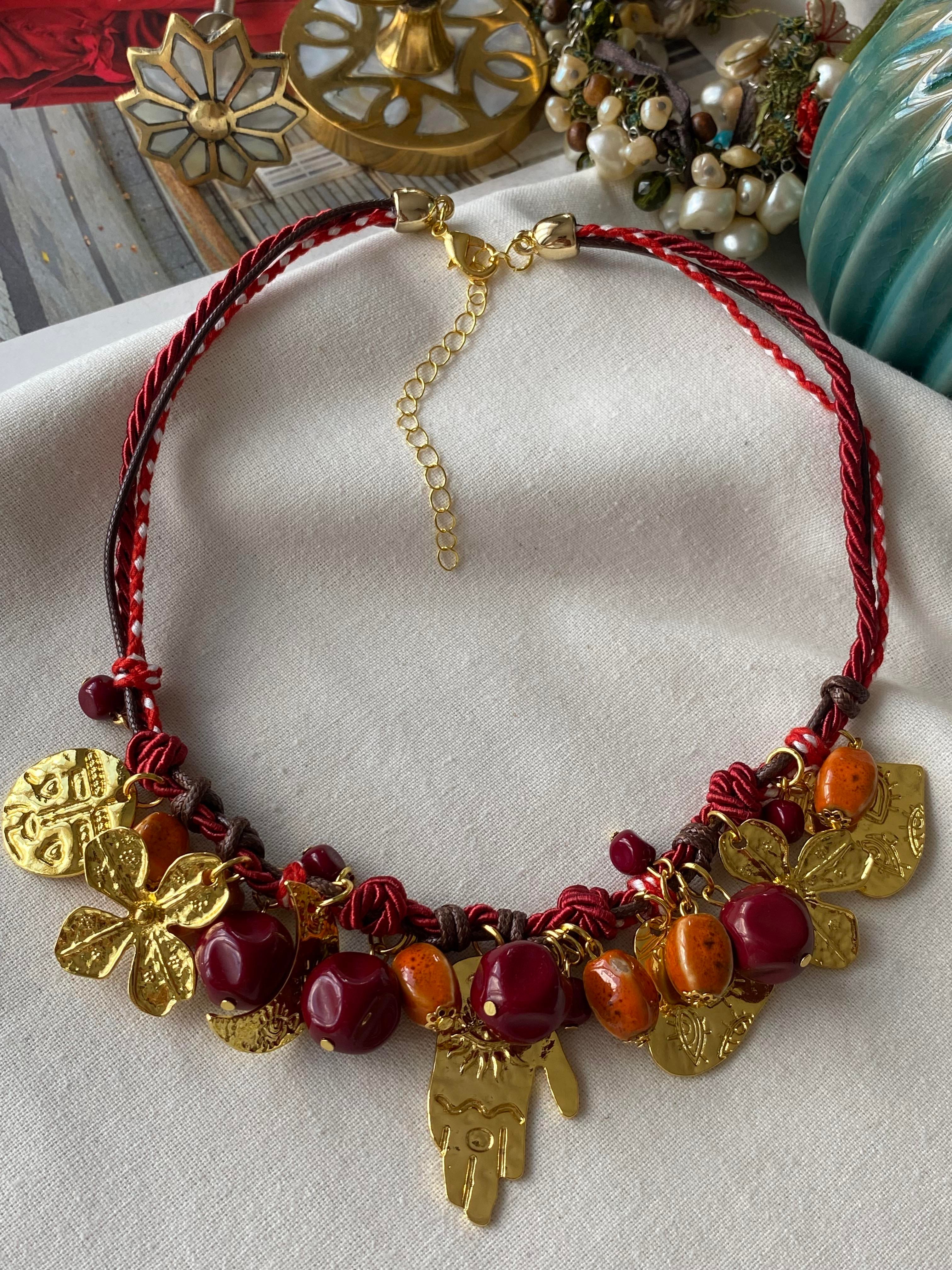 Kırmızı İpli Gold Charmlı Vintage Kolye