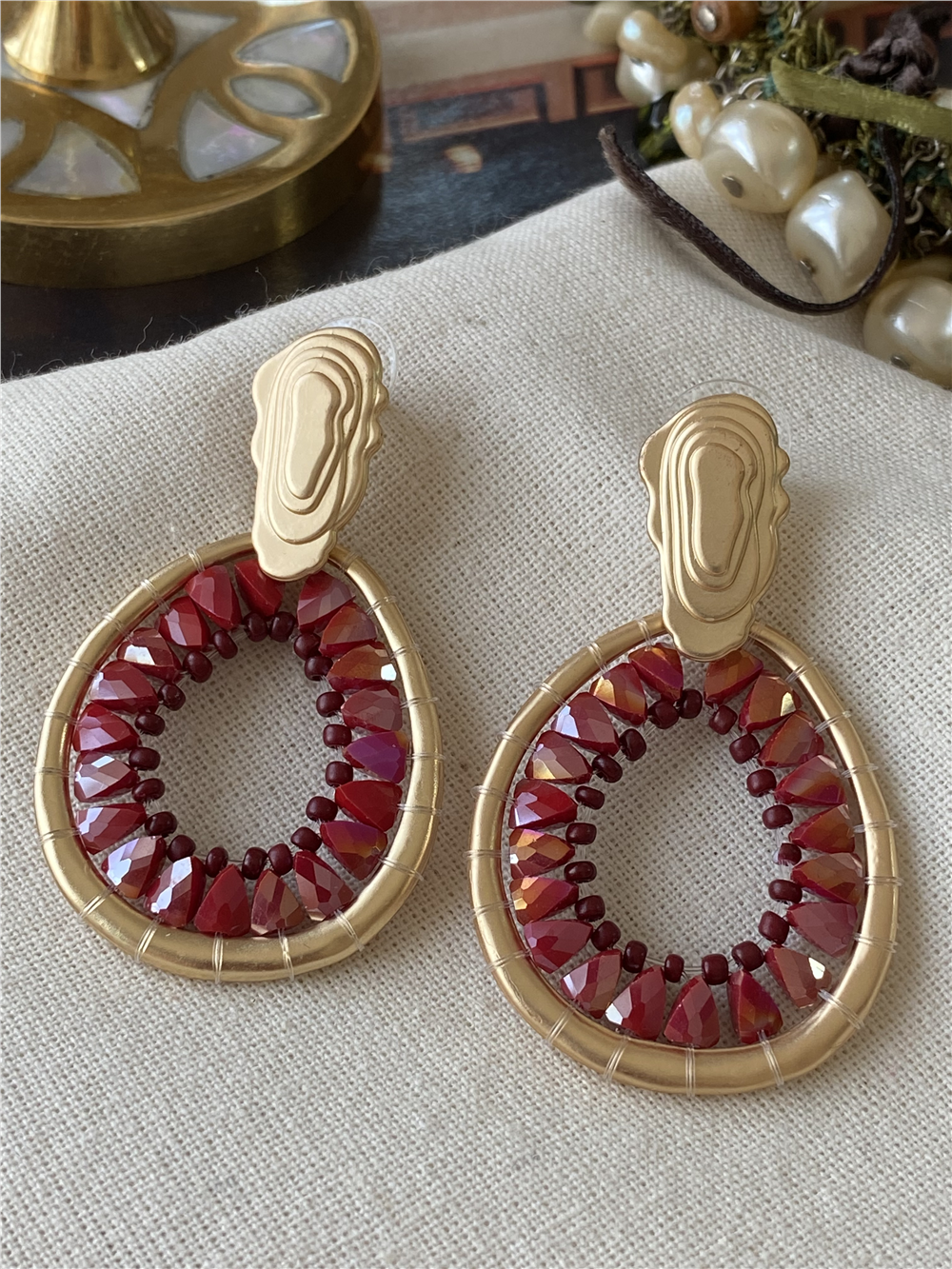 Kırmızı Taşlı Mat Oval Küpe