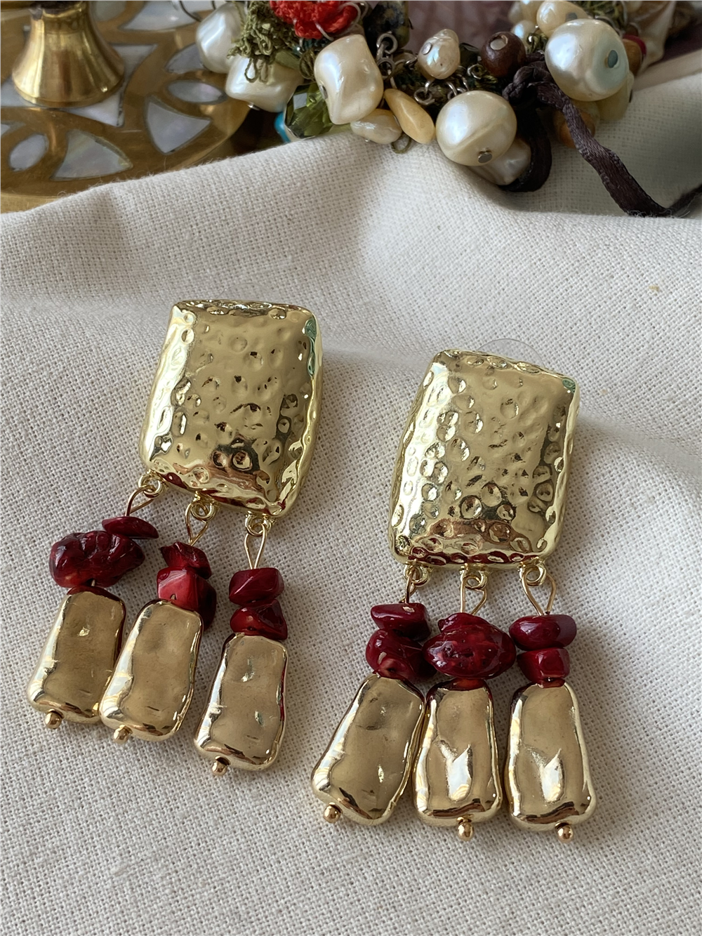 Kırmızı Taşlı Sallantılı Gold Plaka Küpe