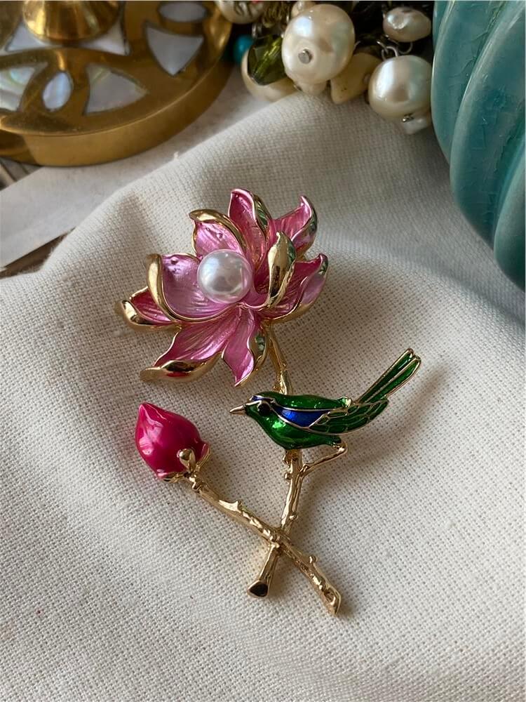 Kuş Detaylı Pembe Çiçek Broş