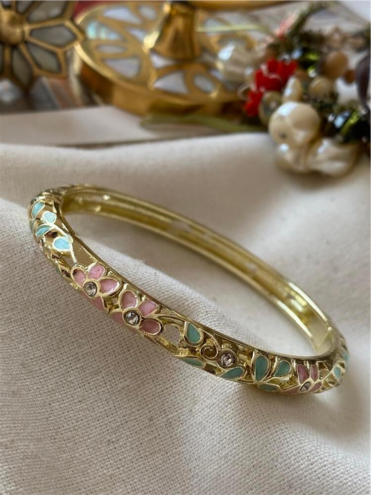 Özel Seri 14K Taşlı Açık Pembe Çiçek Desenli Kelepçe