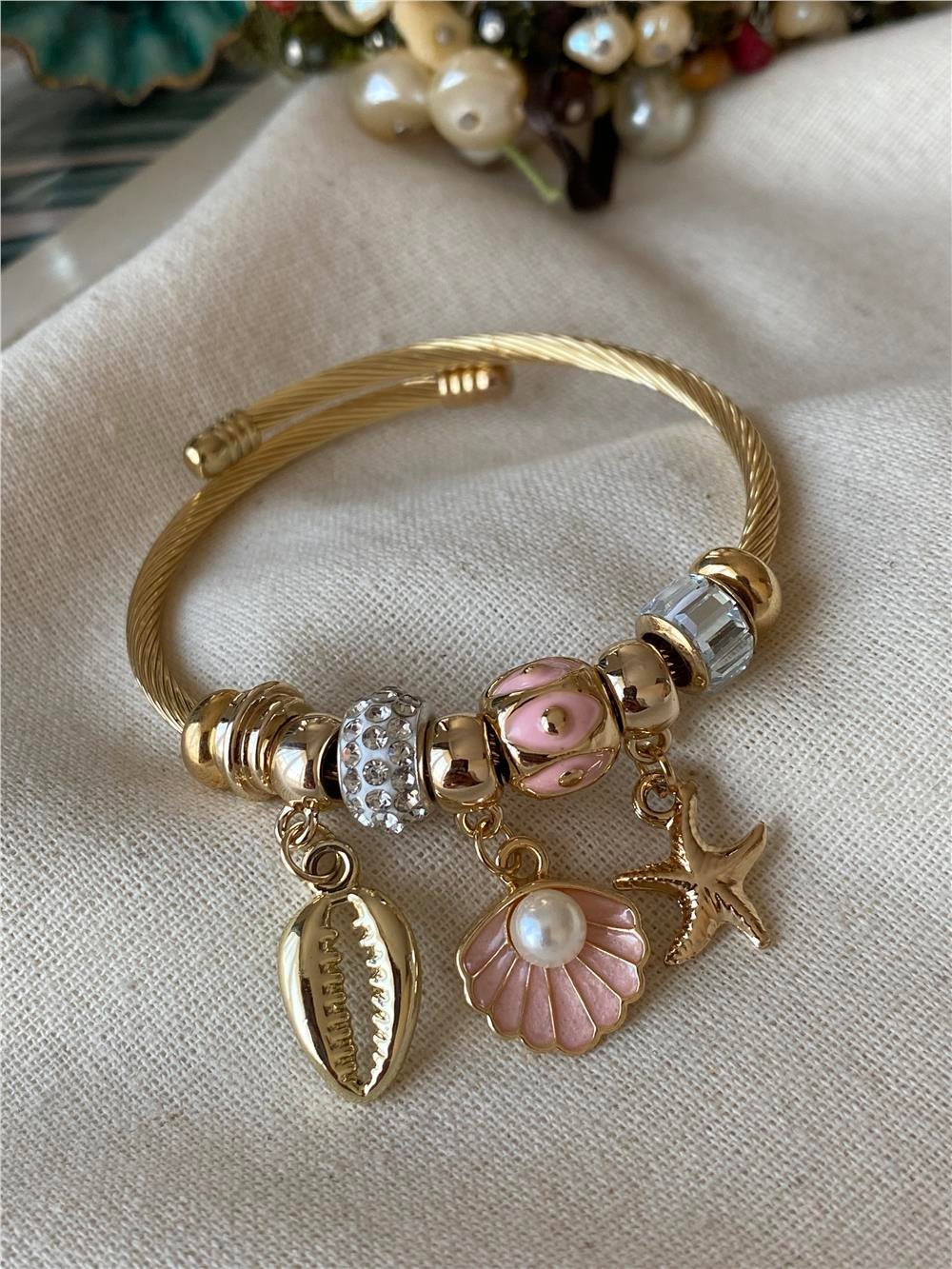 Pembe Kabukta İnci Charmlı Bileklik