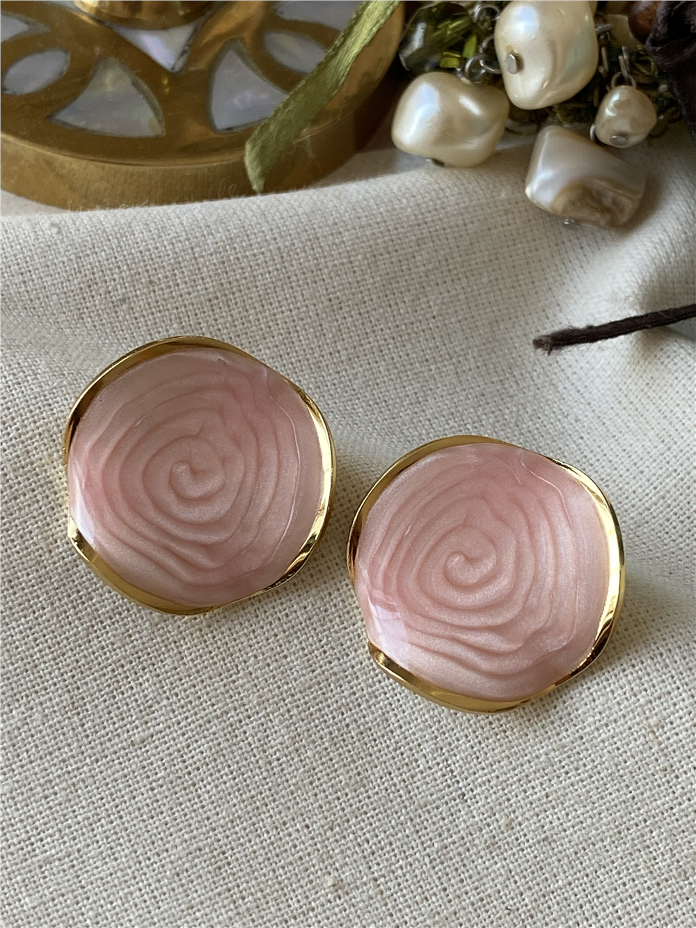 Pembe Mineli Yuvarlak Plaka Küpe