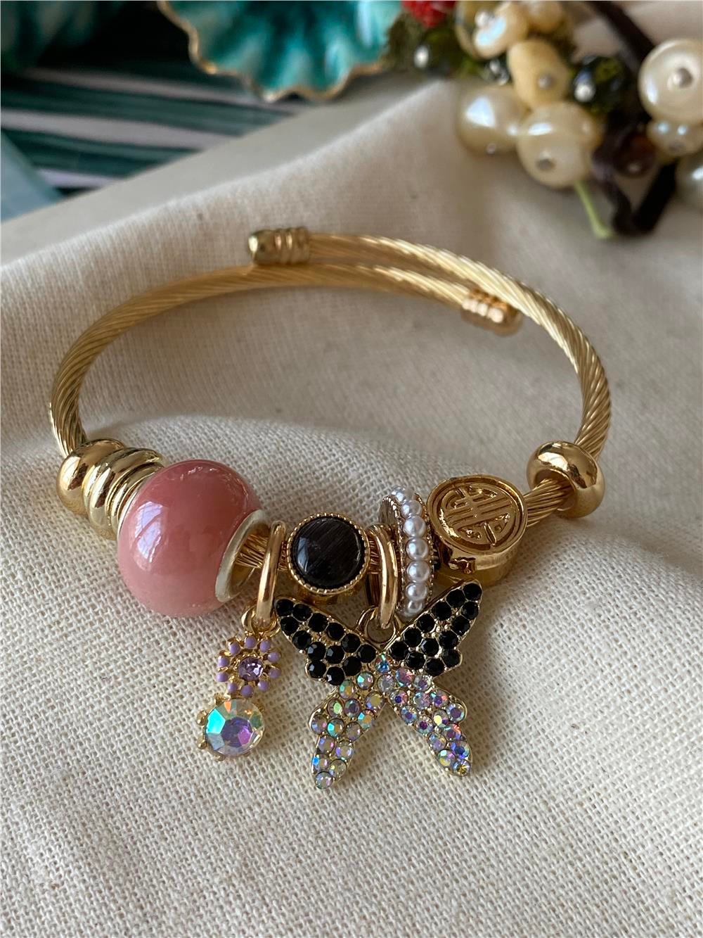 Pembe Taşlı Siyah Kelebek Charmlı Bileklik