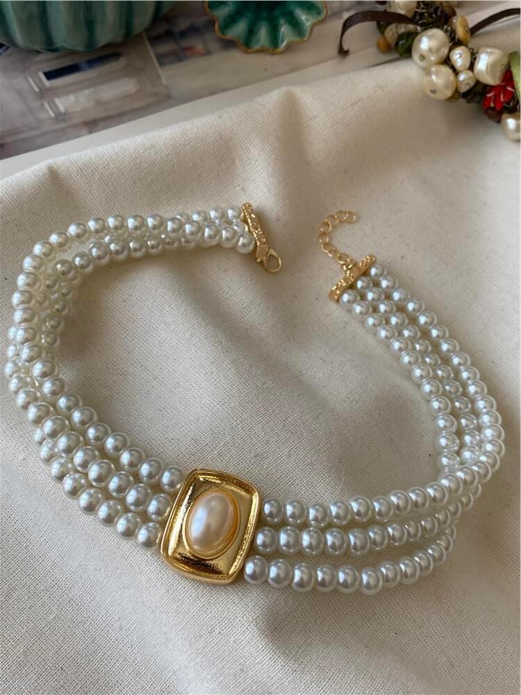 Plaka Detaylı Üç Sıra İnci Choker Kolye