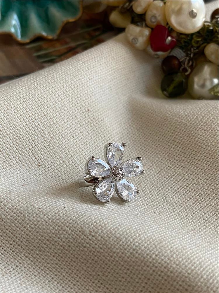 Silver Flower Kıkırdak Küpe