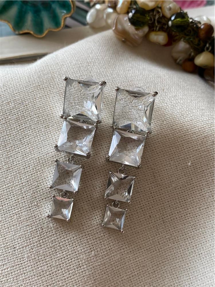Silver Sallantılı Kare Taş Küpe