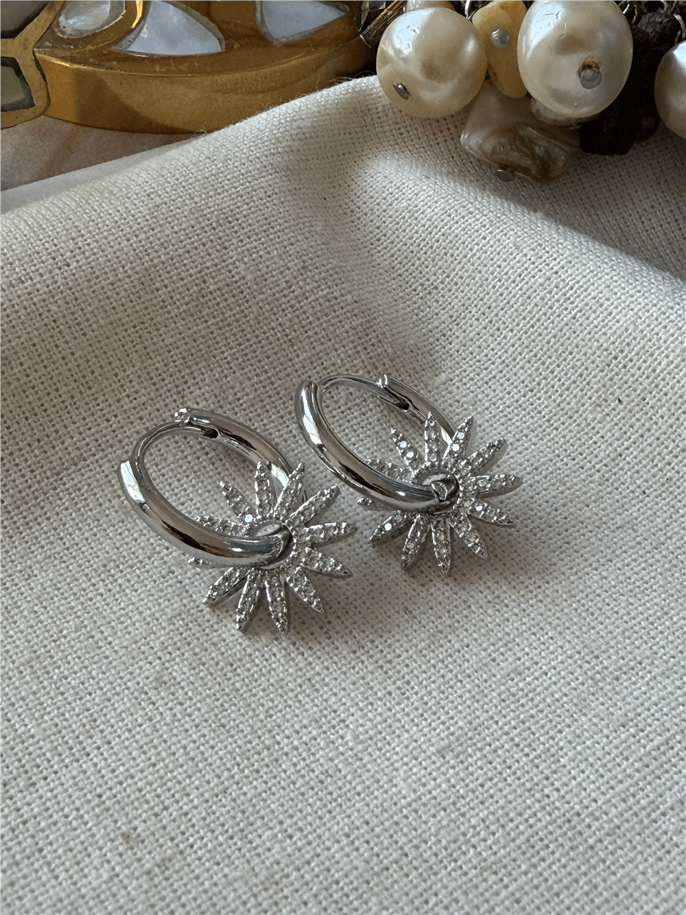 Silver Taşlı Güneş Charmlı Küpe