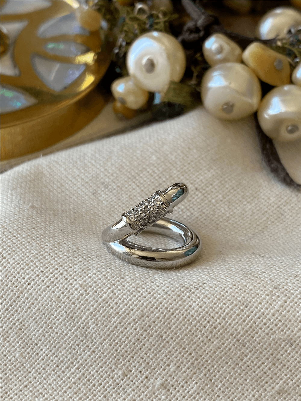 Silver Taşlı Kıvrımlı Kıkırdak Küpe