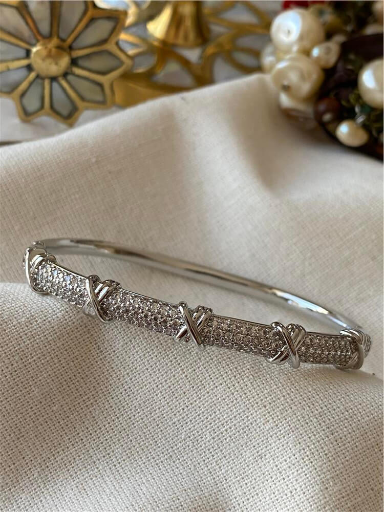 Silver Taşlı X Desenli Kelepçe