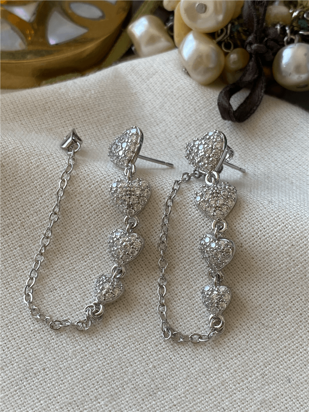 Silver Taşlı Zincirli Sıralı Kalpler Küpe