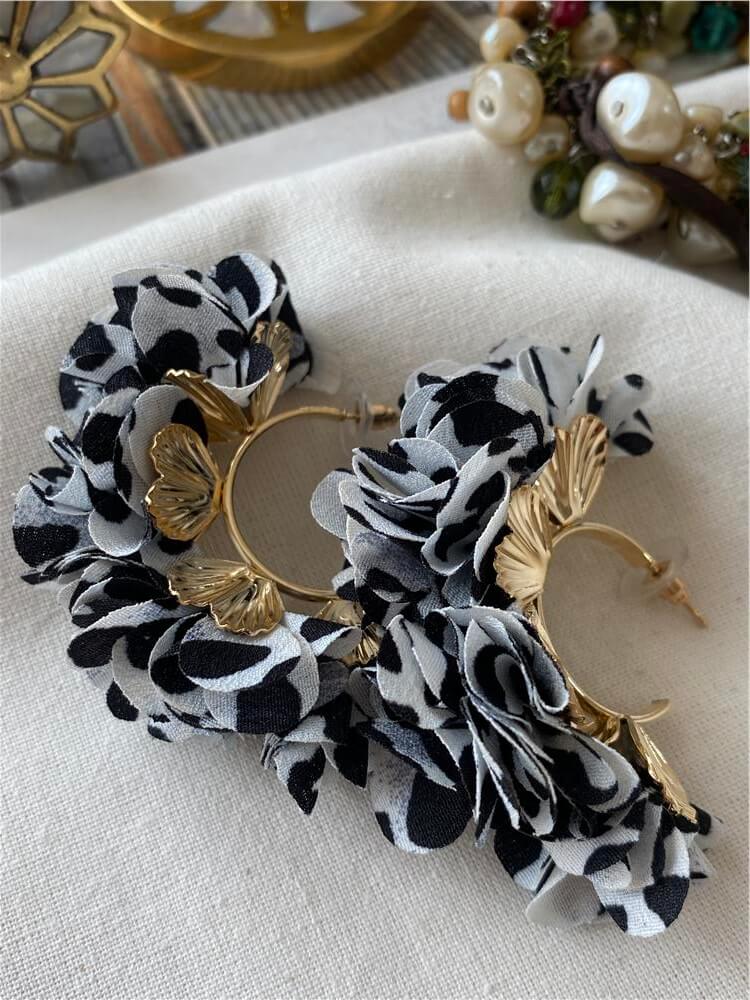 Siyah Beyaz Tül Detaylı Küpe