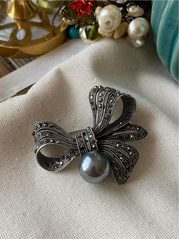 Siyah İncili Fiyonk Broş