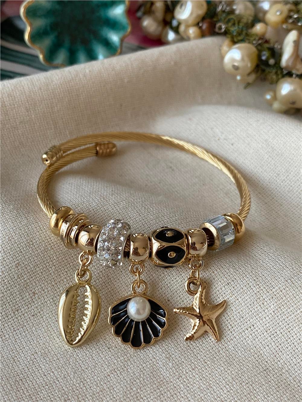 Siyah Kabukta İnci Charmlı Bileklik