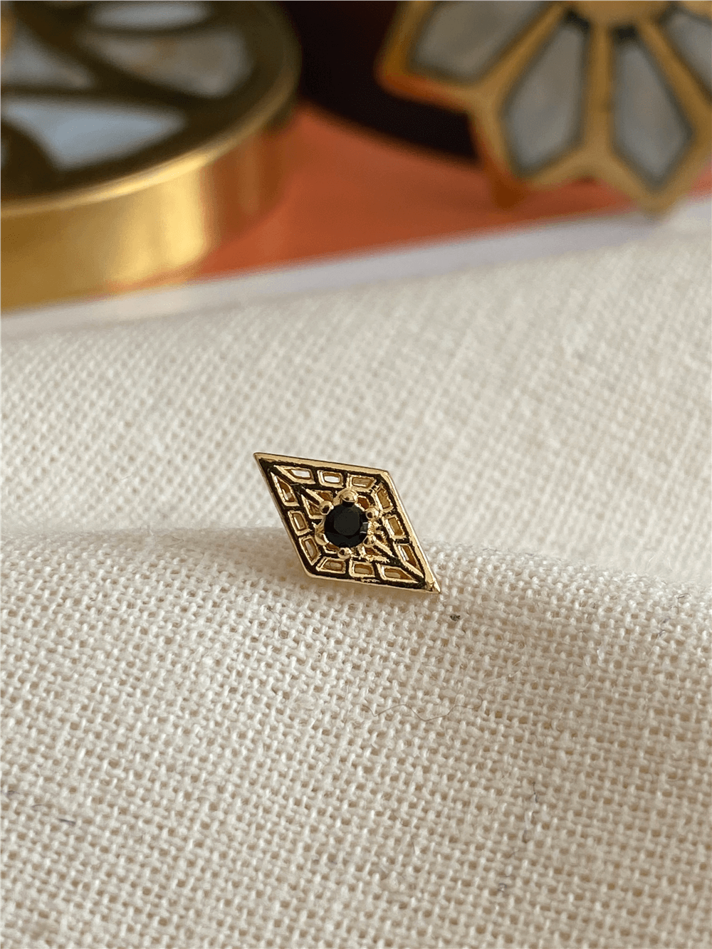 Siyah Taşlı Dörtgen Piercing
