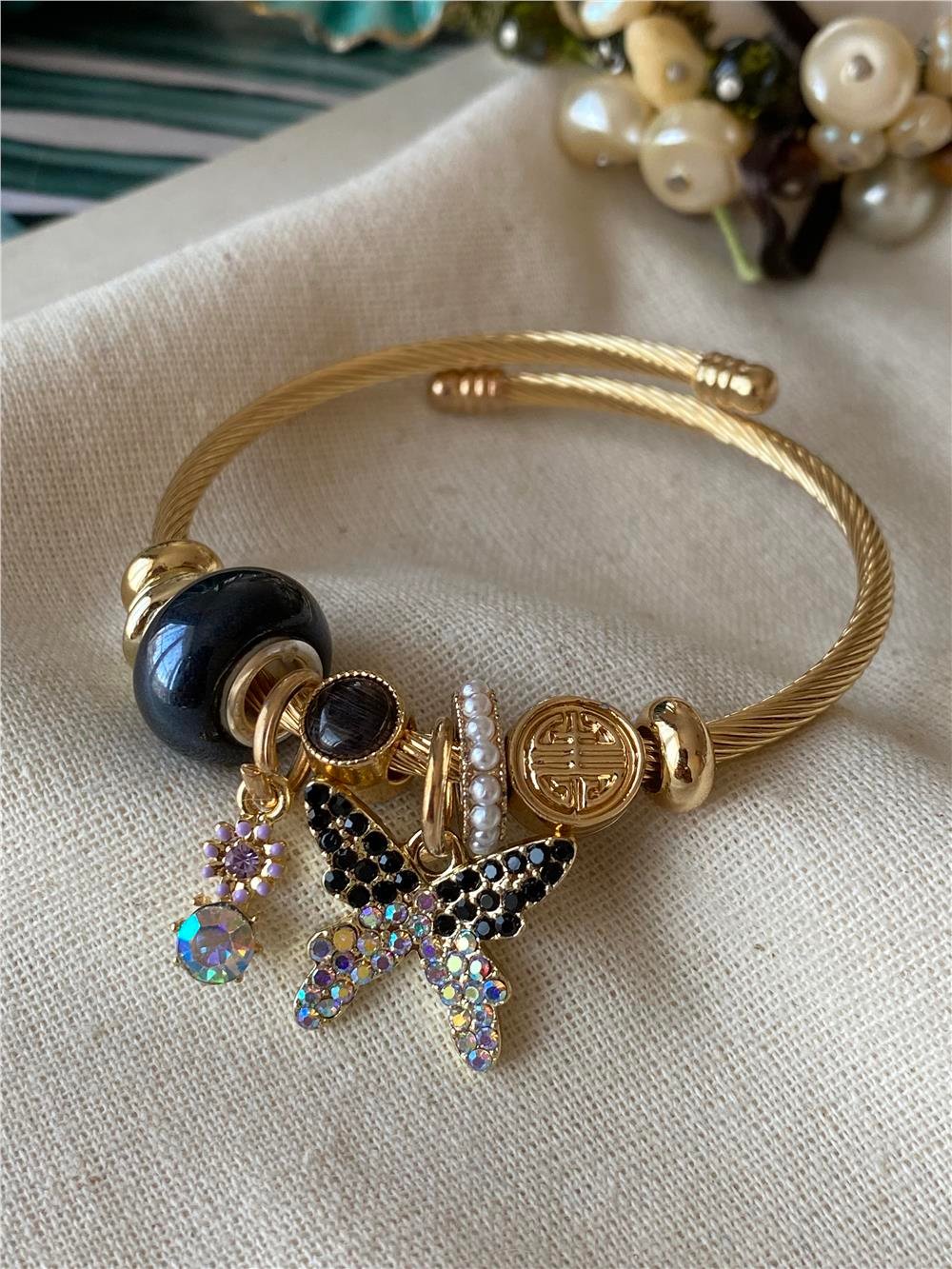 Siyah Taşlı Kelebek Charmlı Bileklik