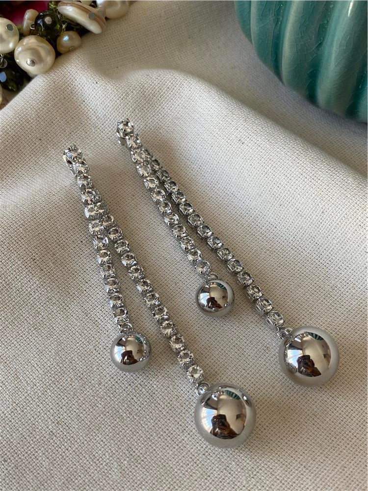 Suyolu Detaylı Silver Ball Küpe