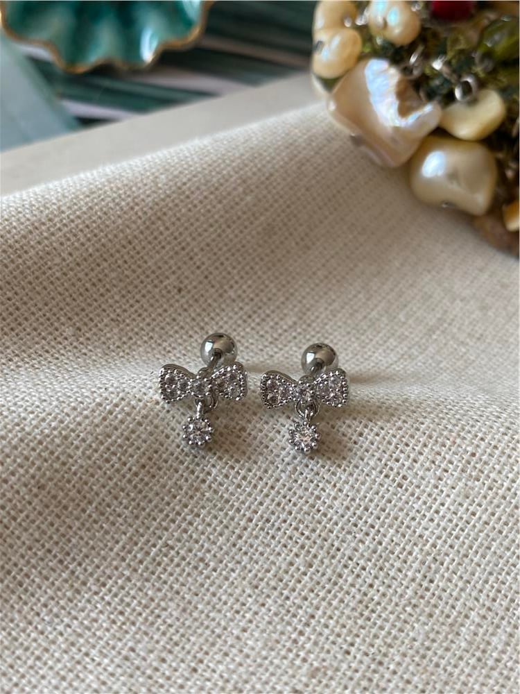 Taş Sallantılı Fiyonk Piercing