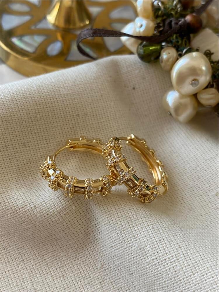 Taşlı Silindir Detaylı Gold Halka Küpe
