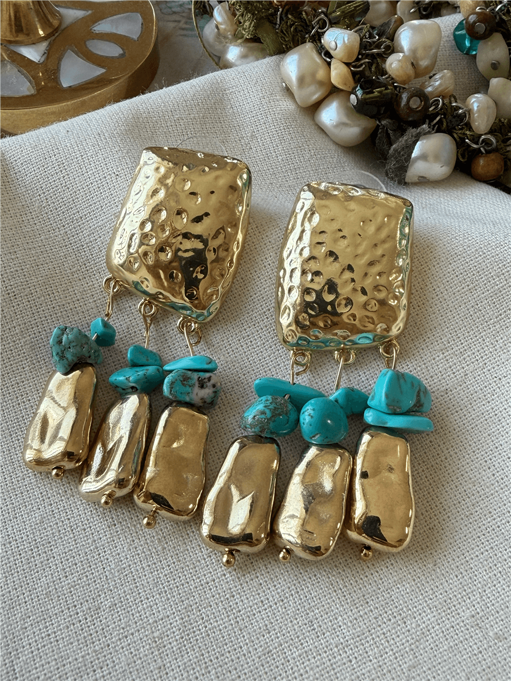 Turkuaz Taşlı Sallantılı Gold Plaka Küpe