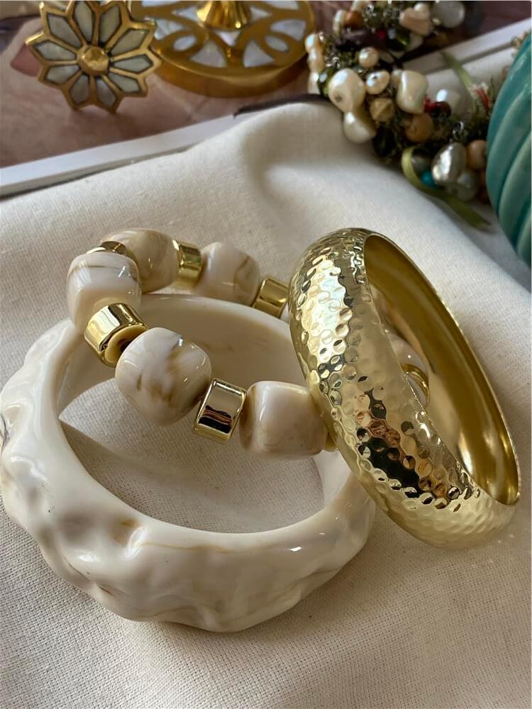 Üçlü Gold Detaylı Krem Bilezik Seti