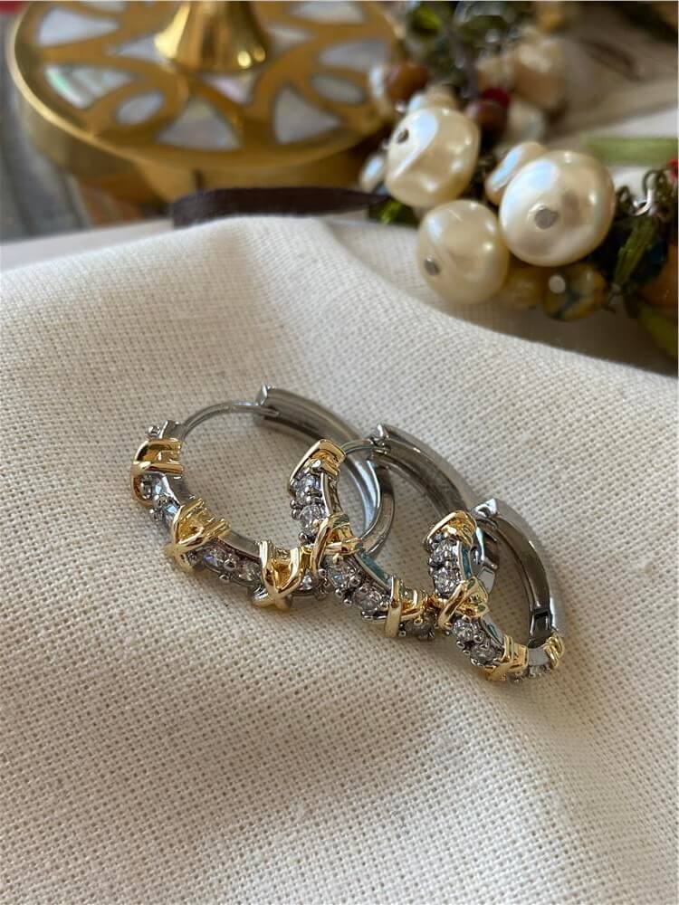 Üçlü Gold Detaylı Taşlı Xoxo Küpe