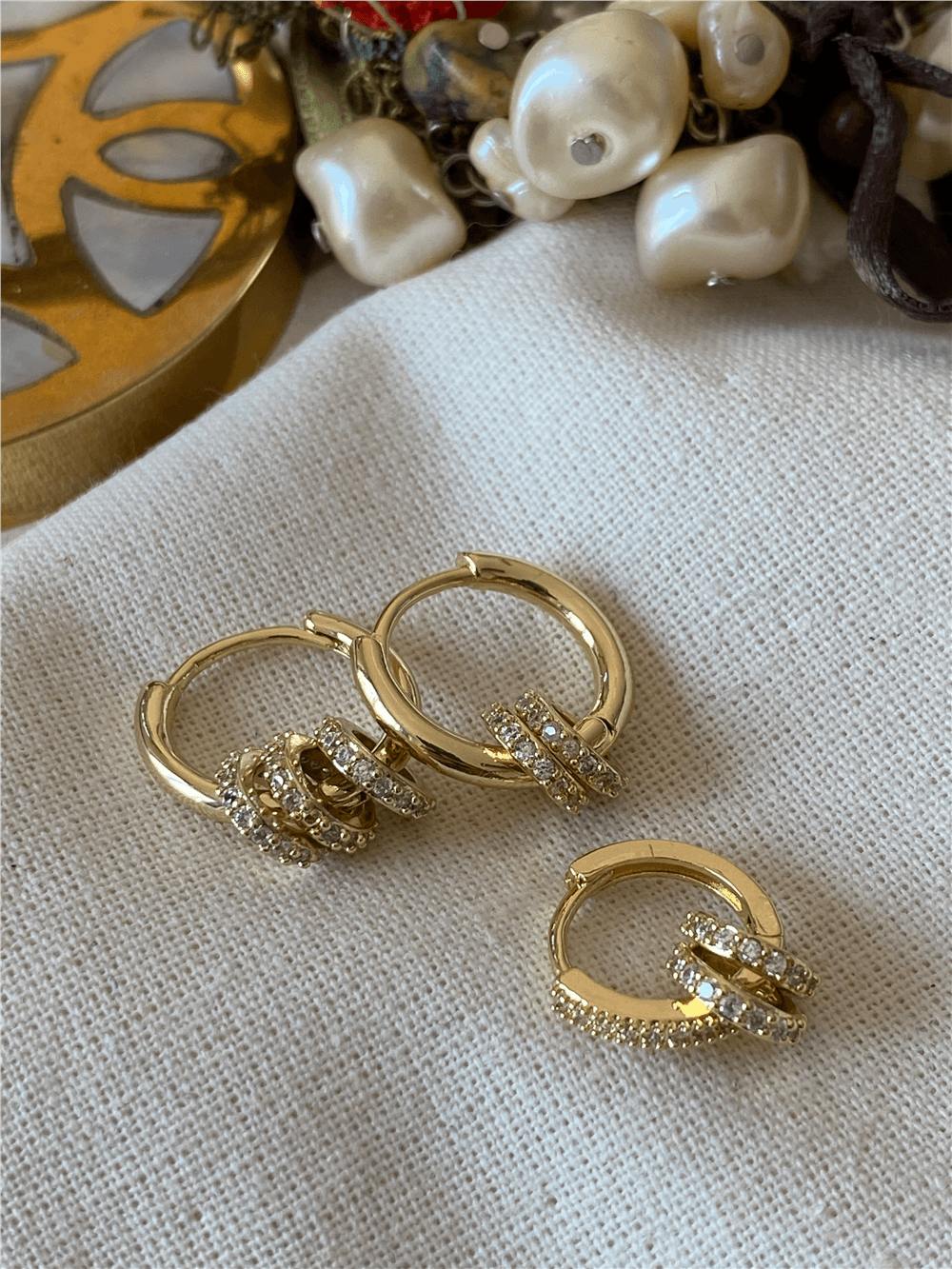Üçlü Gold Taşlı Halka Detaylı Küpe Seti