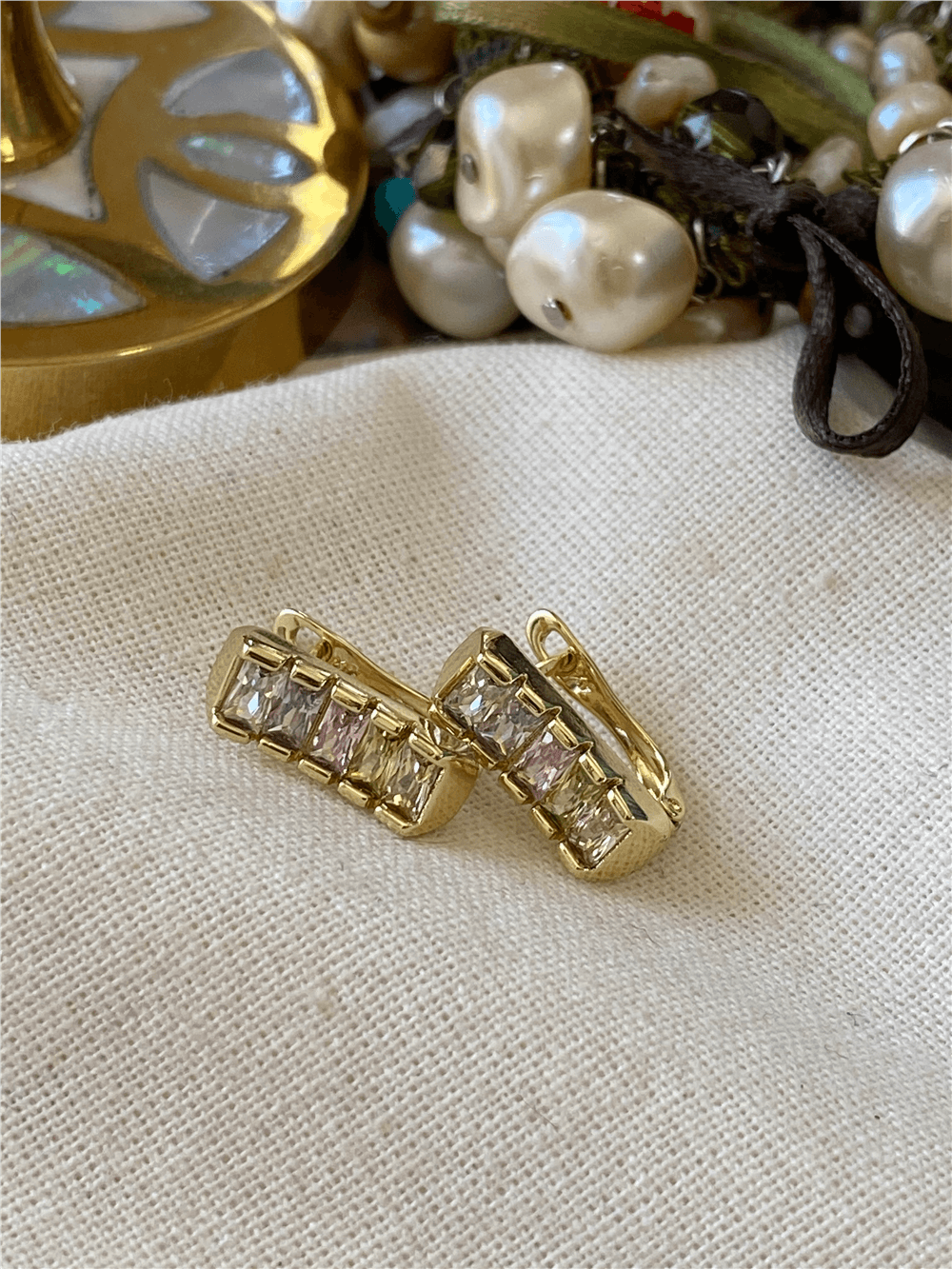 VIP 14K Pastel Kesme Taşlı Eğimli Küpe