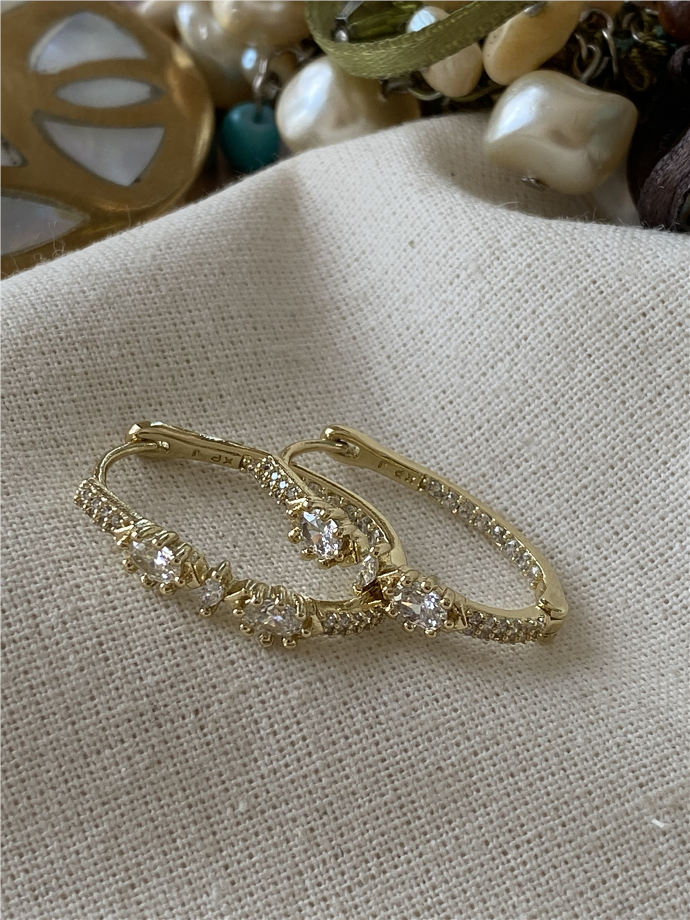 VIP 14K Şekilli Taşlı Oval Küpe