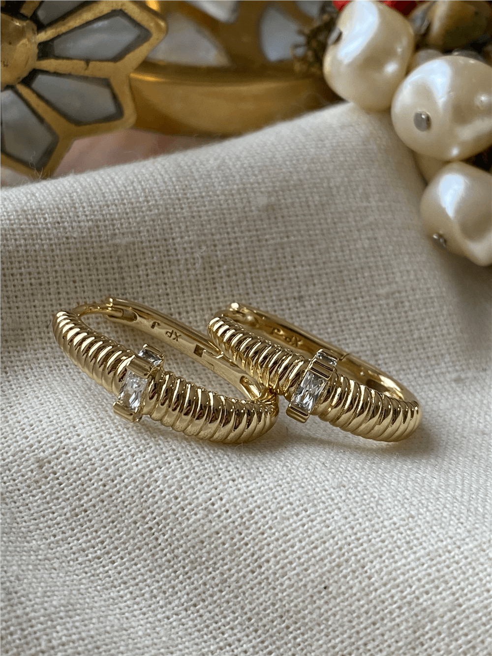 VIP 14K Taş Detaylı Çizgili Oval Küpe