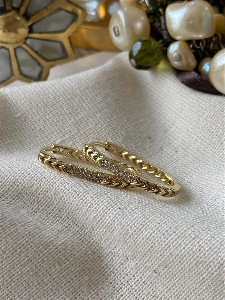 VIP 14K Taşlı Arrow Desenli Oval Küpe