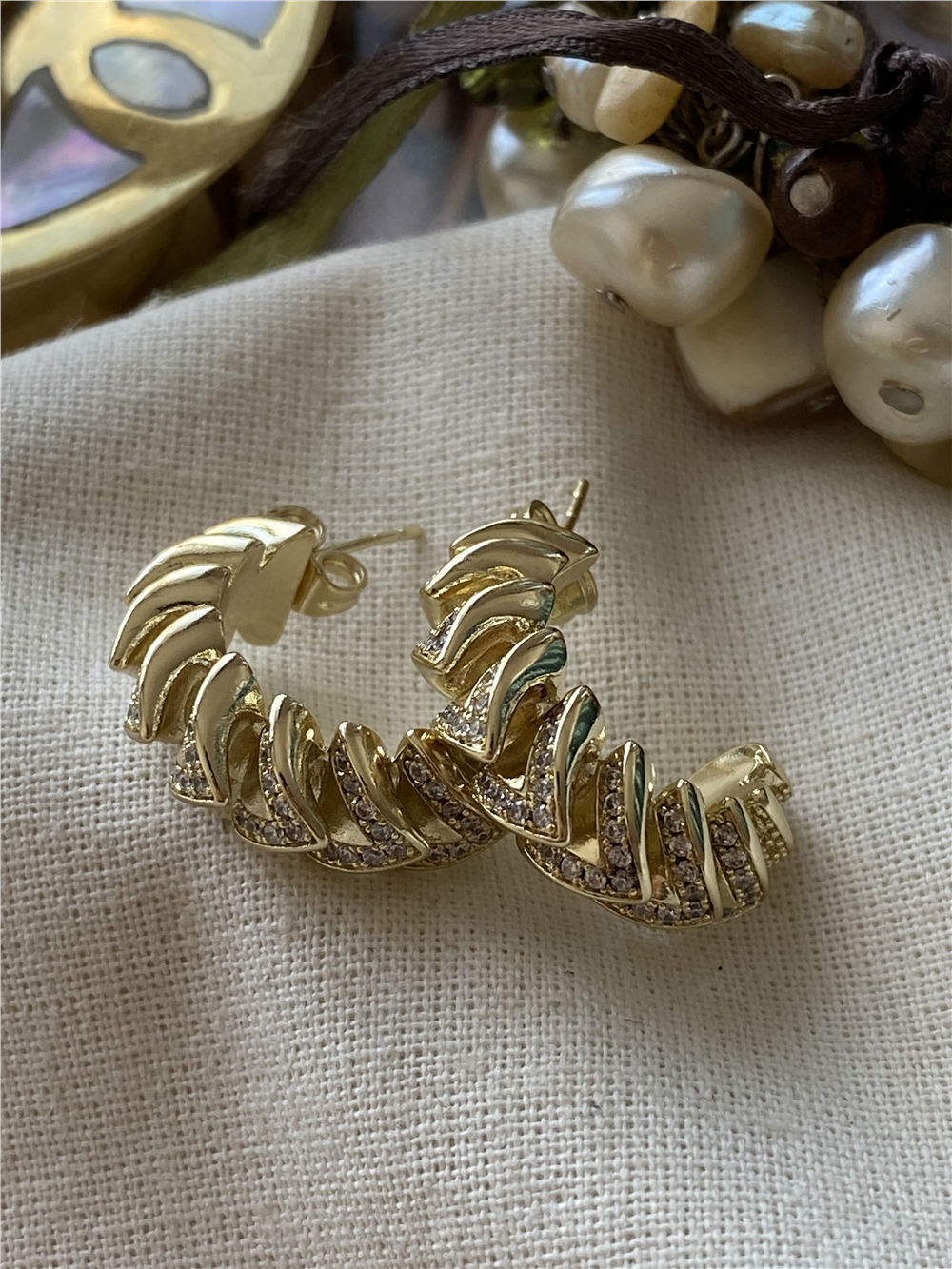 VIP 14K Taşlı Tırtıklı C Model Küpe