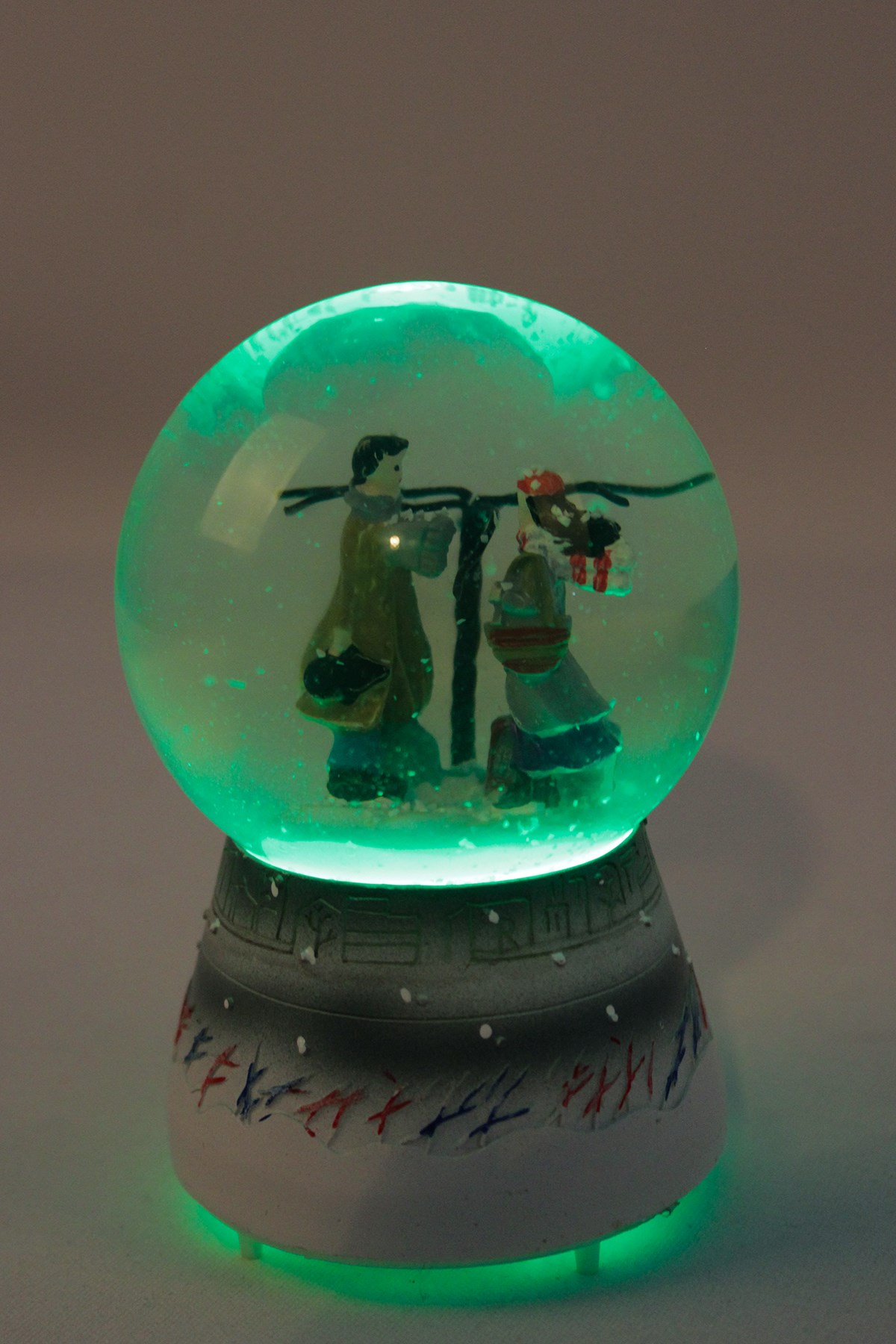 Kış Bahçesi Temalı Orta Boy Beyaz Kar Küresi Pilli MüzikliPartistST4274