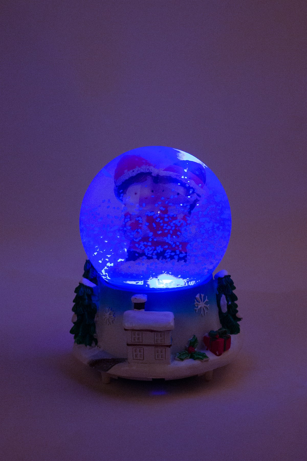 Noel Elbiseli Çift Temalı Büyük Kar Küresi Pilli PüskürtmeliPartistST3641