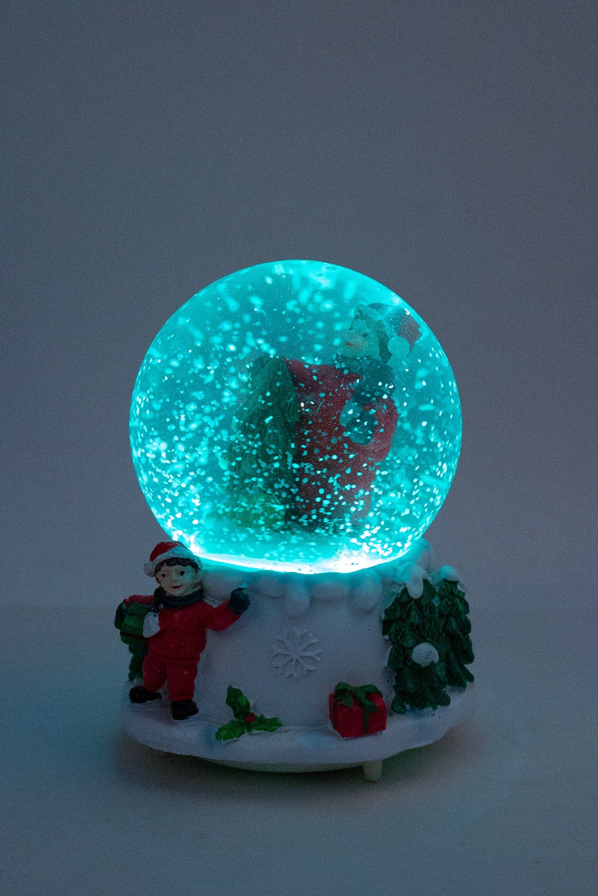 Noel Elbiseli Erkek Temalı Büyük Kar Küresi Pilli PüskürtmeliPartistST3642