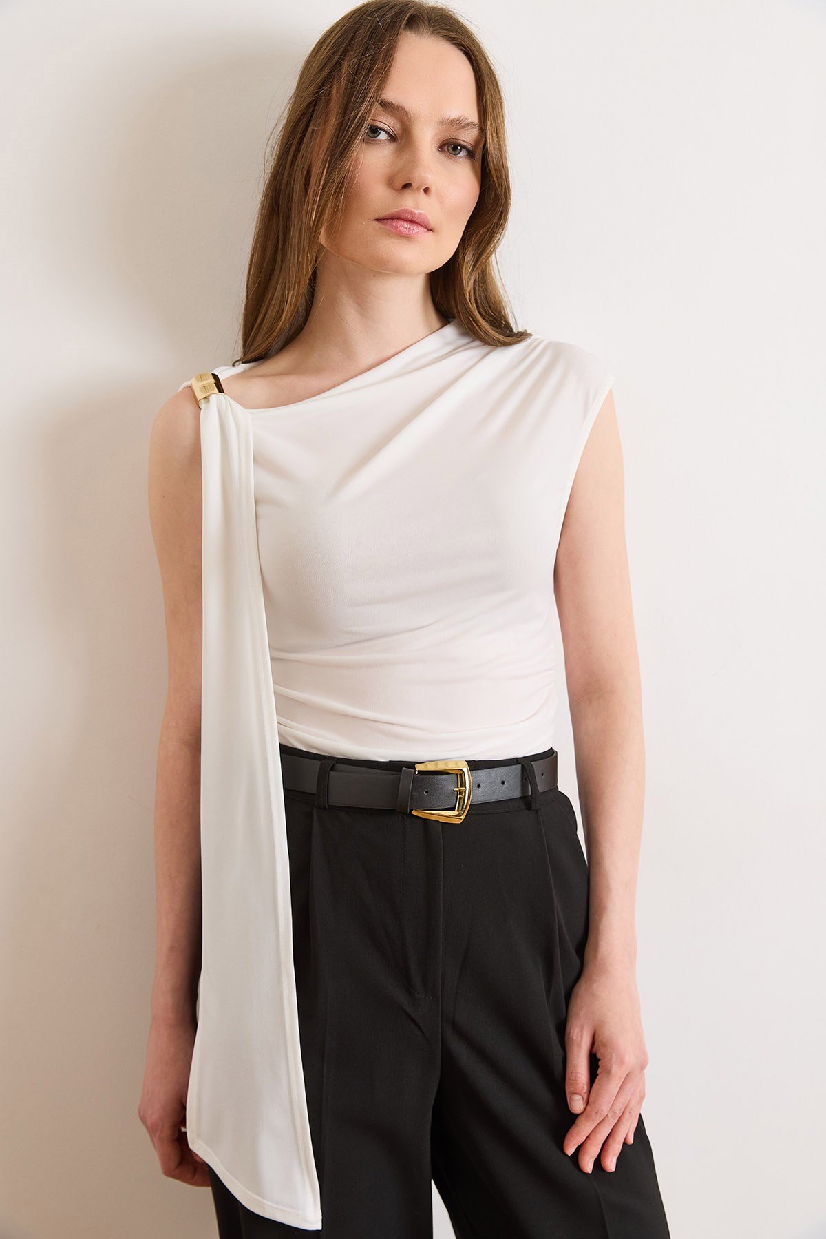 Aksesuar Detaylı Drape Sandy Bluz Beyaz