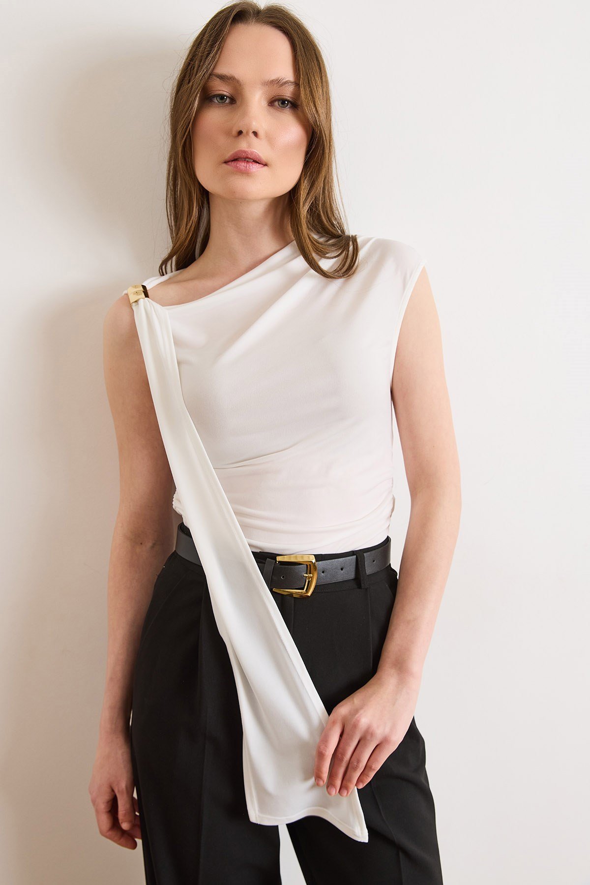 Aksesuar Detaylı Drape Sandy Bluz Beyaz