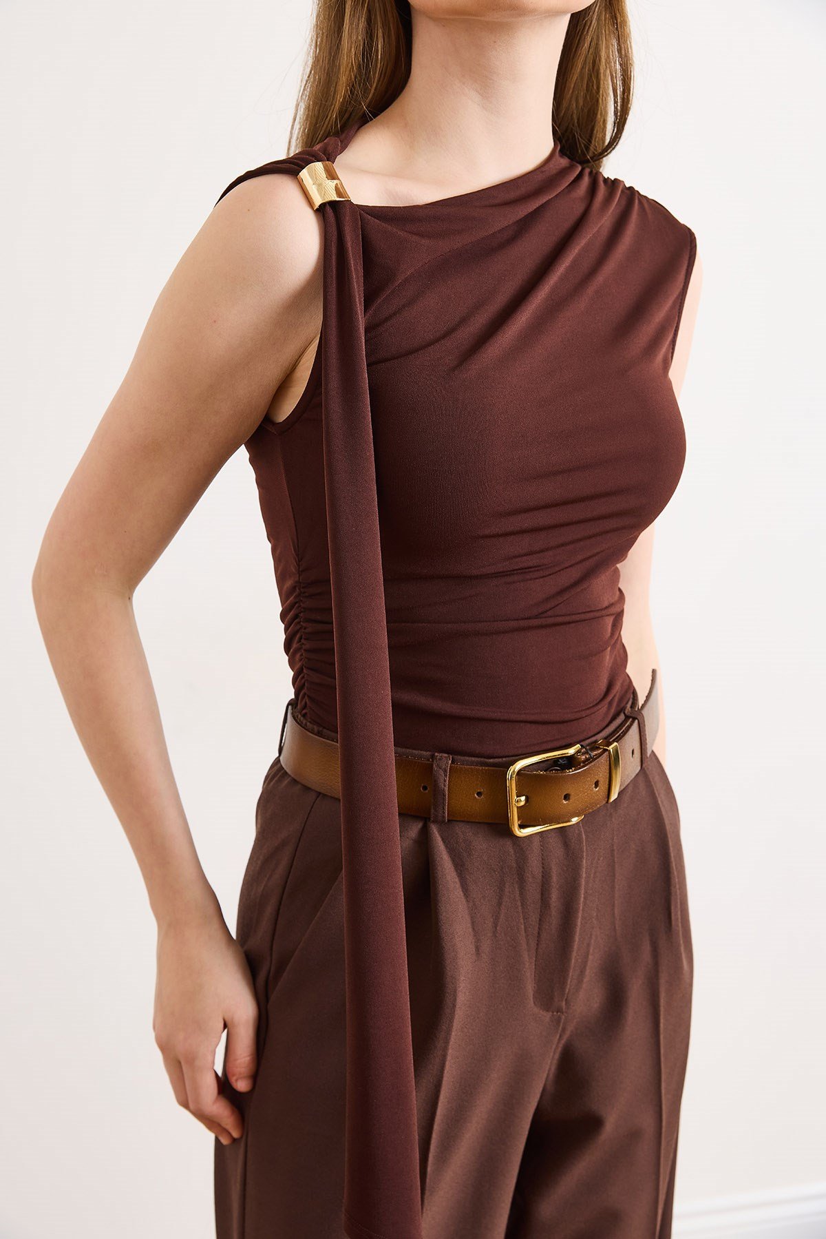 Aksesuar Detaylı Drape Sandy Bluz Kahverengi