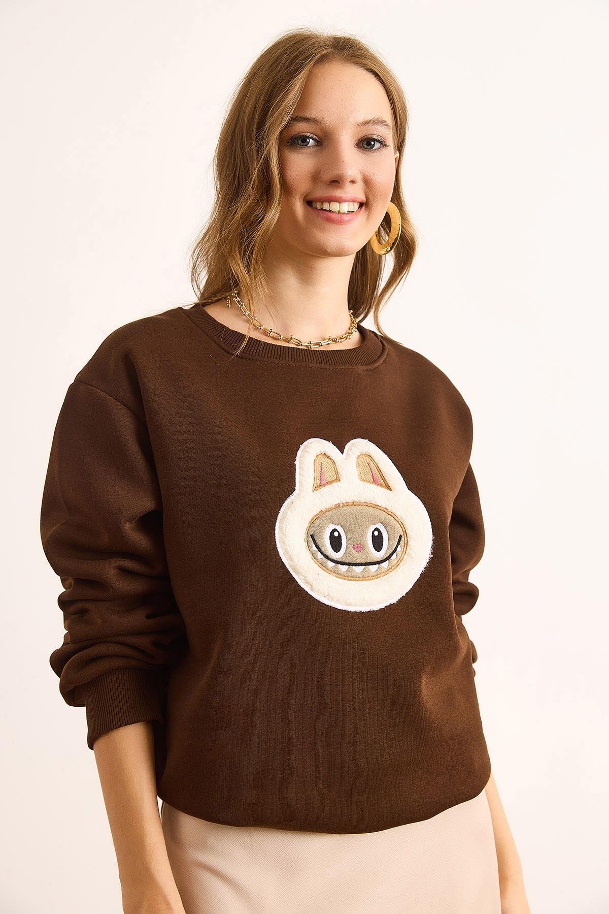 Aplikeli Şardonlu Basic Sweatshirt Kahverengi