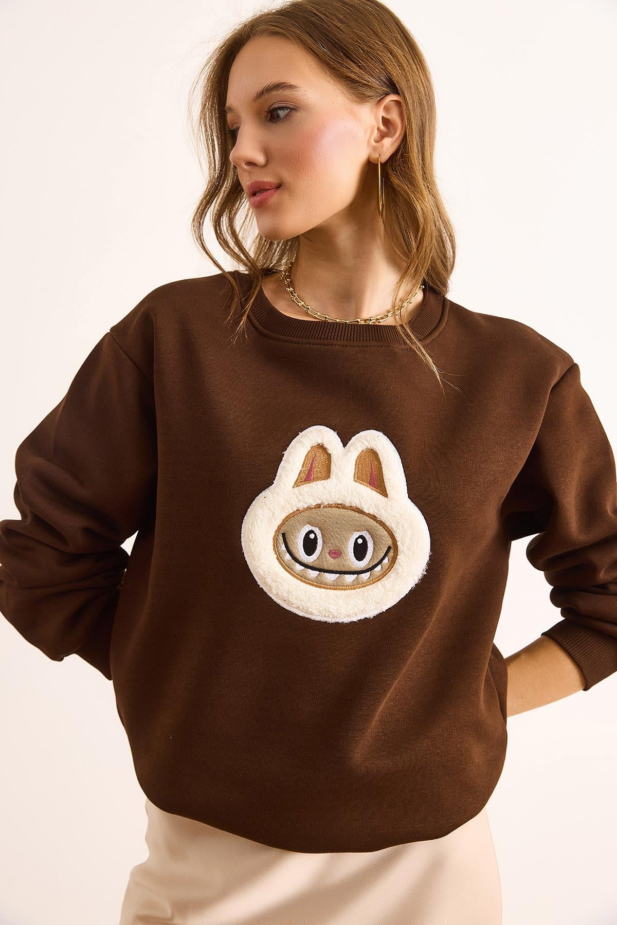Aplikeli Şardonlu Basic Sweatshirt Kahverengi