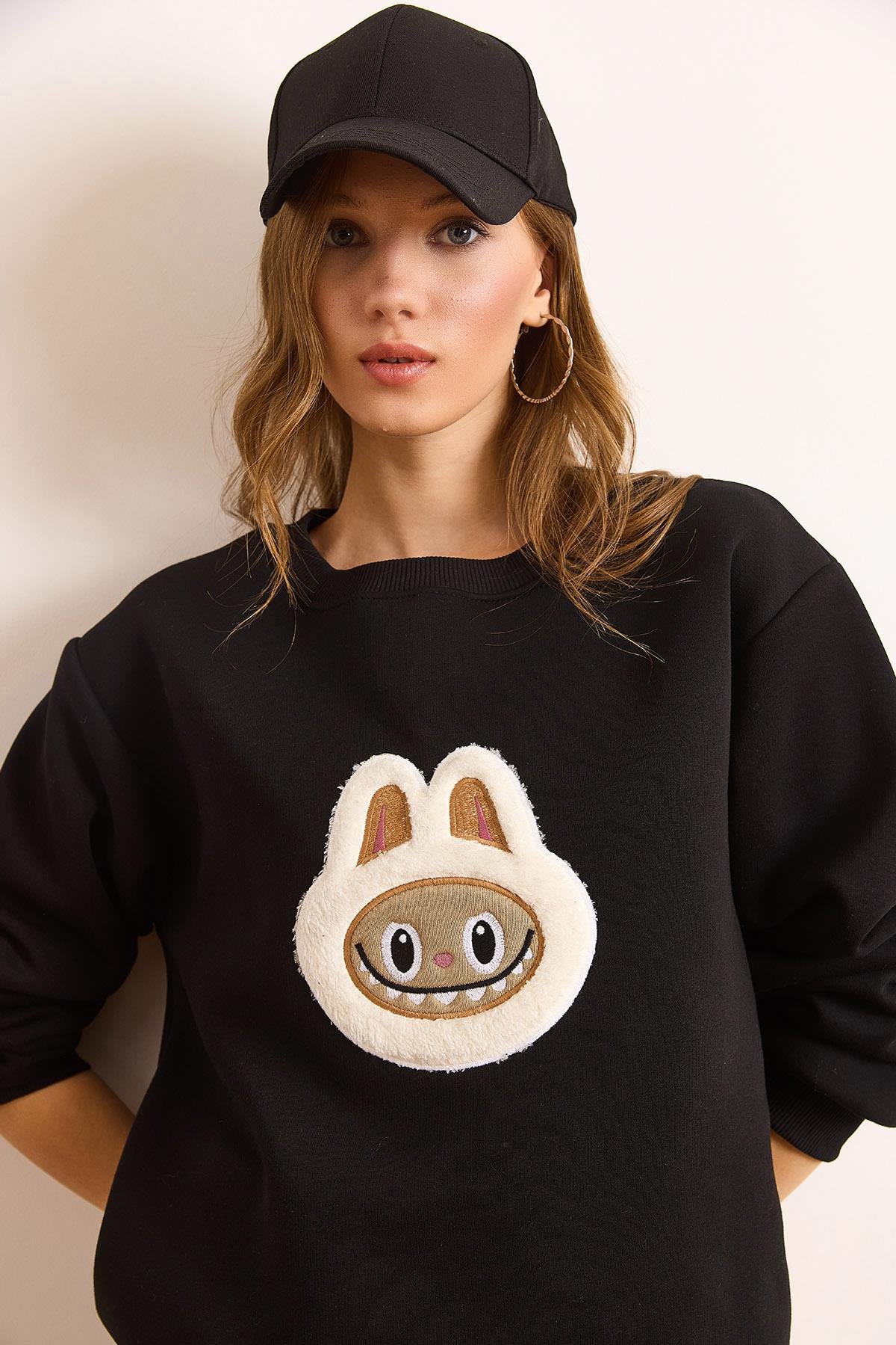 Aplikeli Şardonlu Basic Sweatshirt Siyah