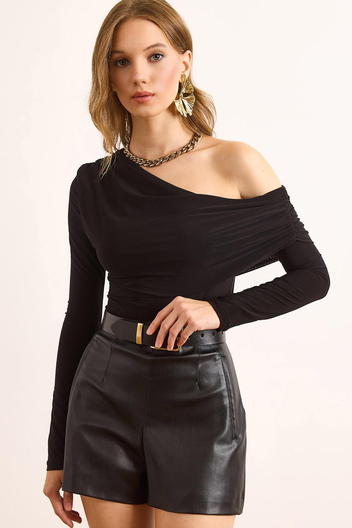 Asimetrik Drape Detaylı Sandy Bluz Siyah