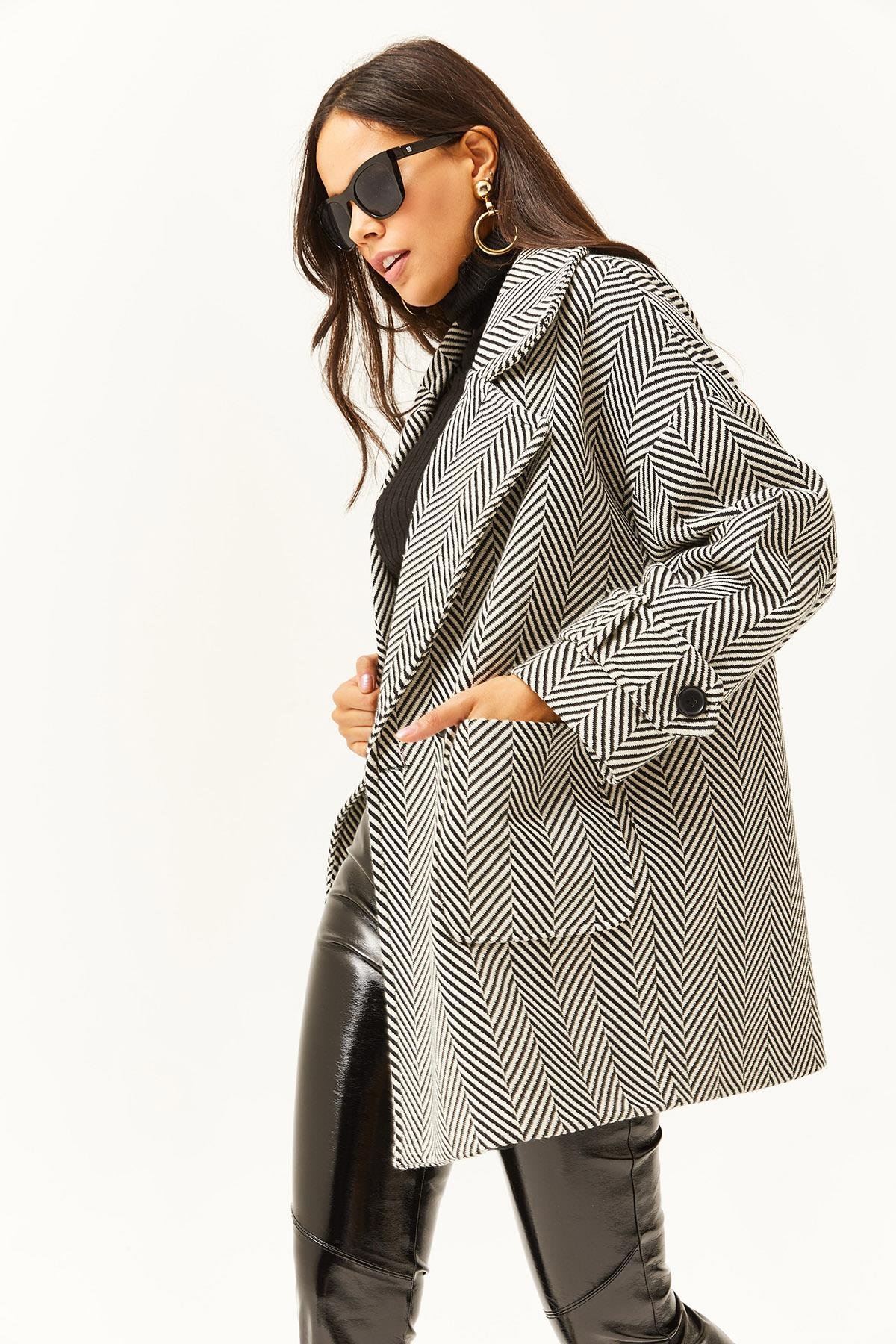 Astarlı Cepli Oversize Balıksırtı Kaban Siyah