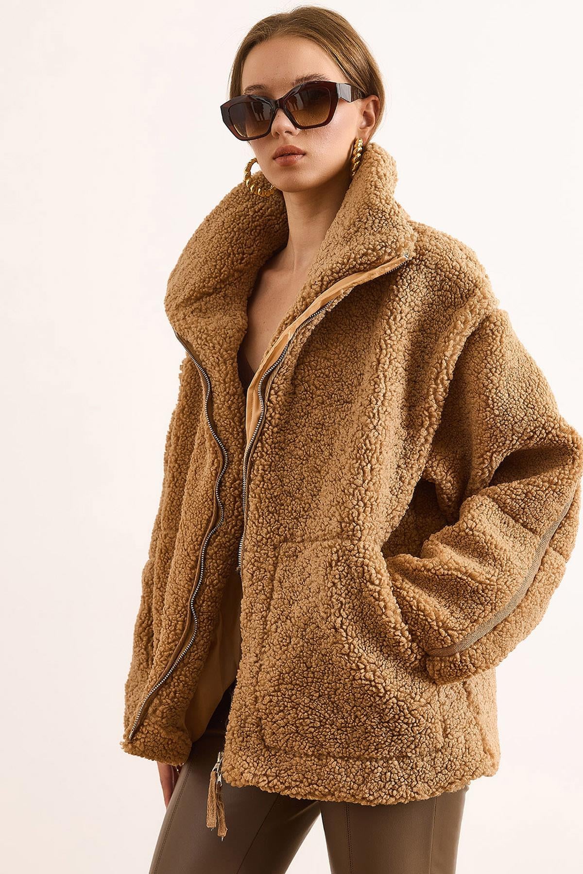 Astarlı Fermuarlı Cepli Oversize Peluş Mont Camel