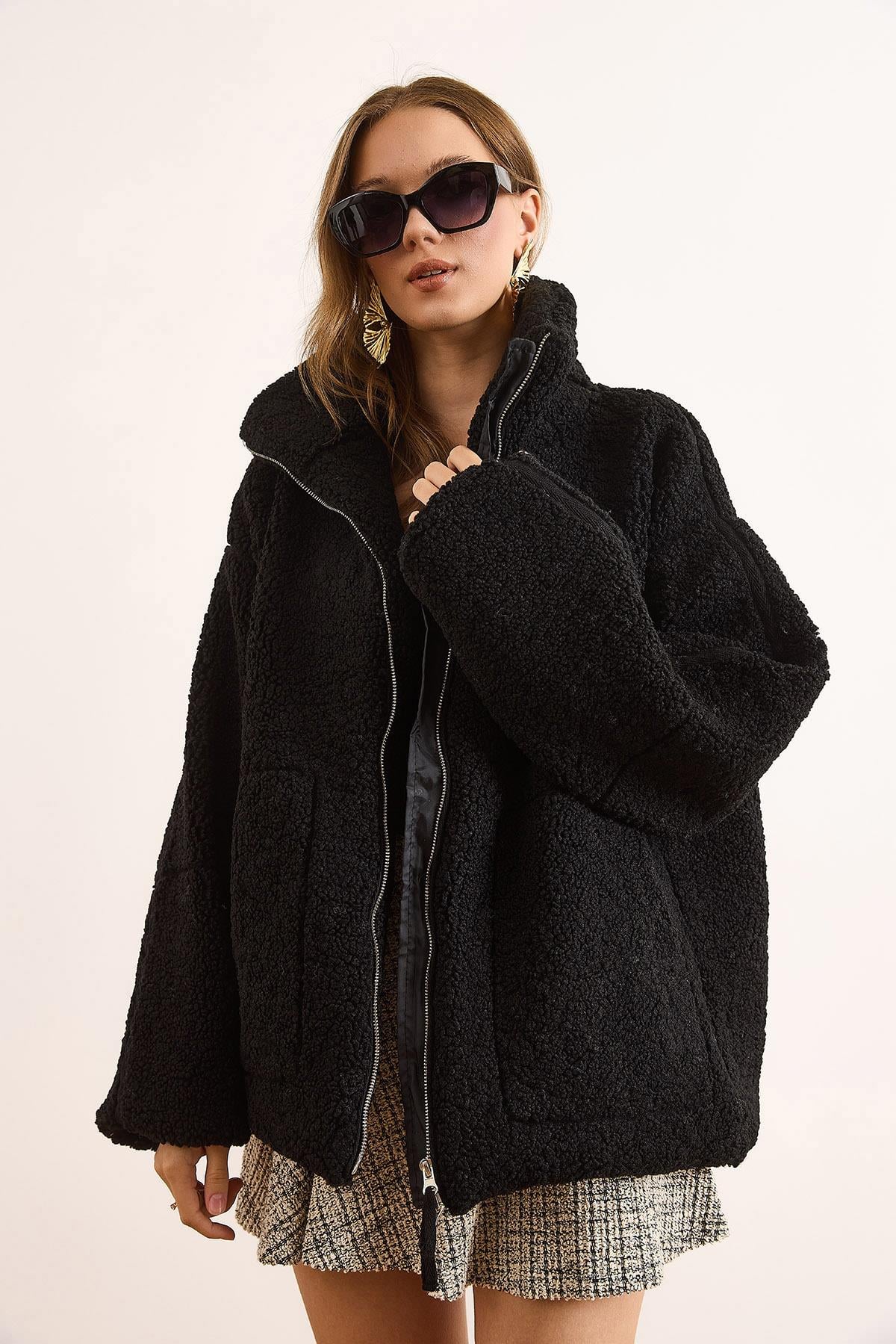 Astarlı Fermuarlı Cepli Oversize Peluş Mont Siyah