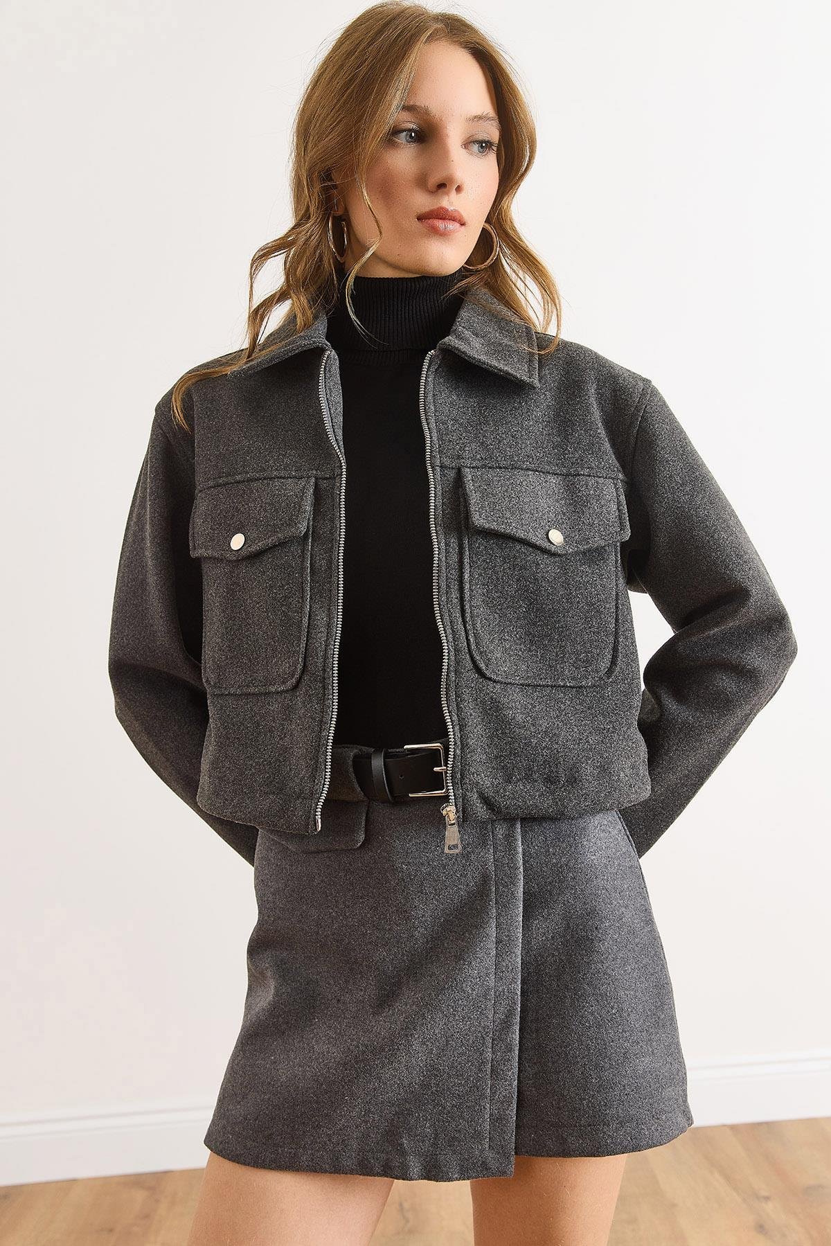 Astarlı Fermuarlı Çift Cep Detaylı Crop Kaşe Ceket Füme