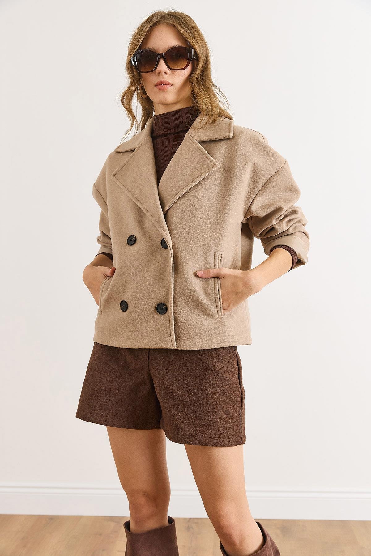 Astarlı Kruvaze Yaka Cepli Kısa Kaşe Kaban Taş