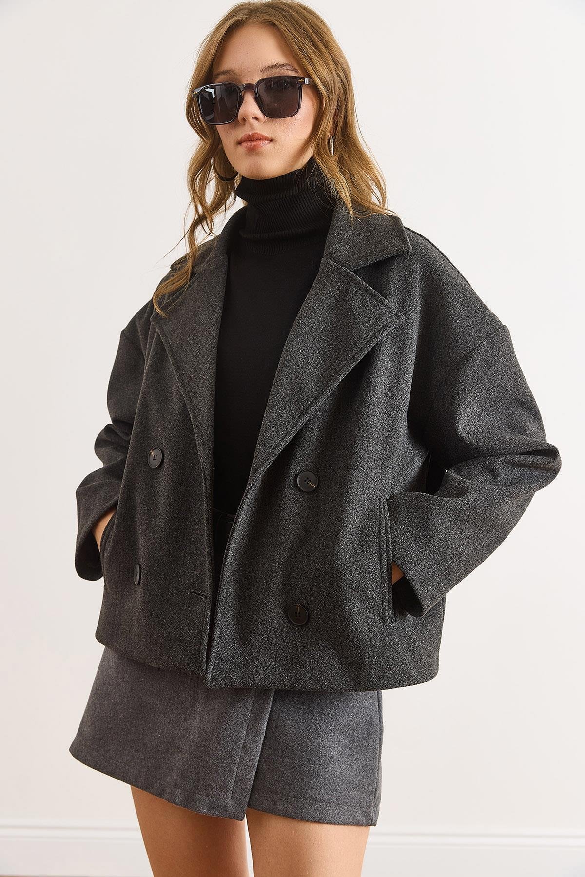 Astarlı Kruvaze Yaka Cepli Kısa Kaşe Kaban Füme