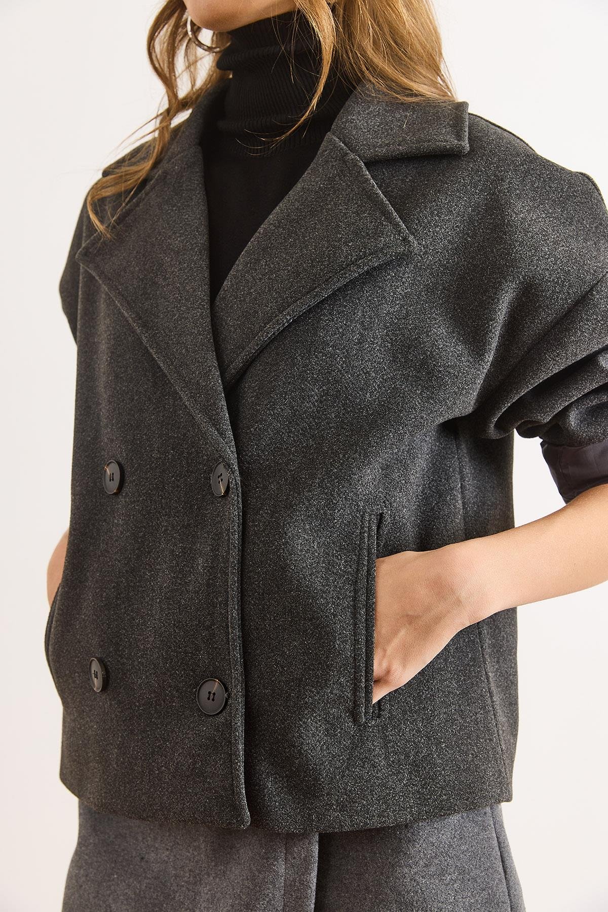 Astarlı Kruvaze Yaka Cepli Kısa Kaşe Kaban Füme