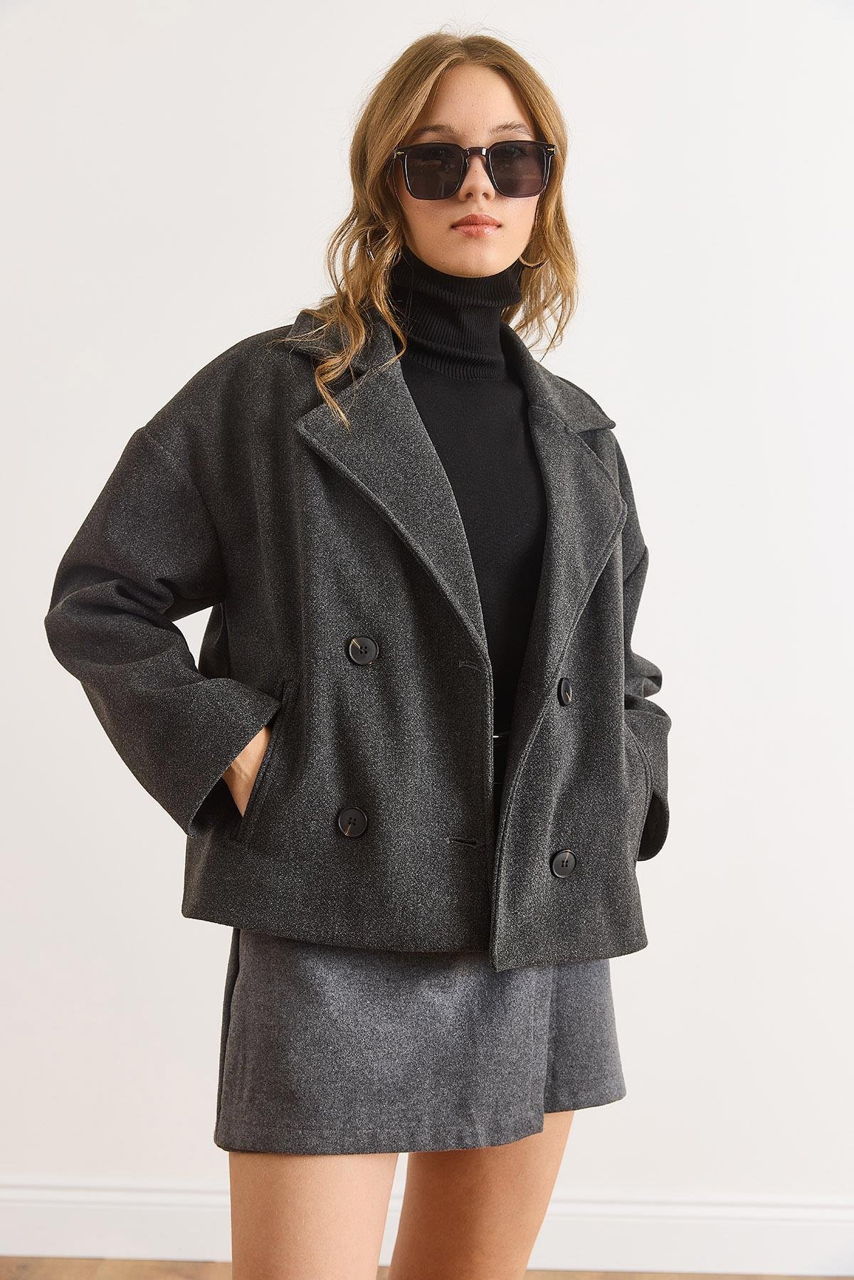 Astarlı Kruvaze Yaka Cepli Kısa Kaşe Kaban Füme